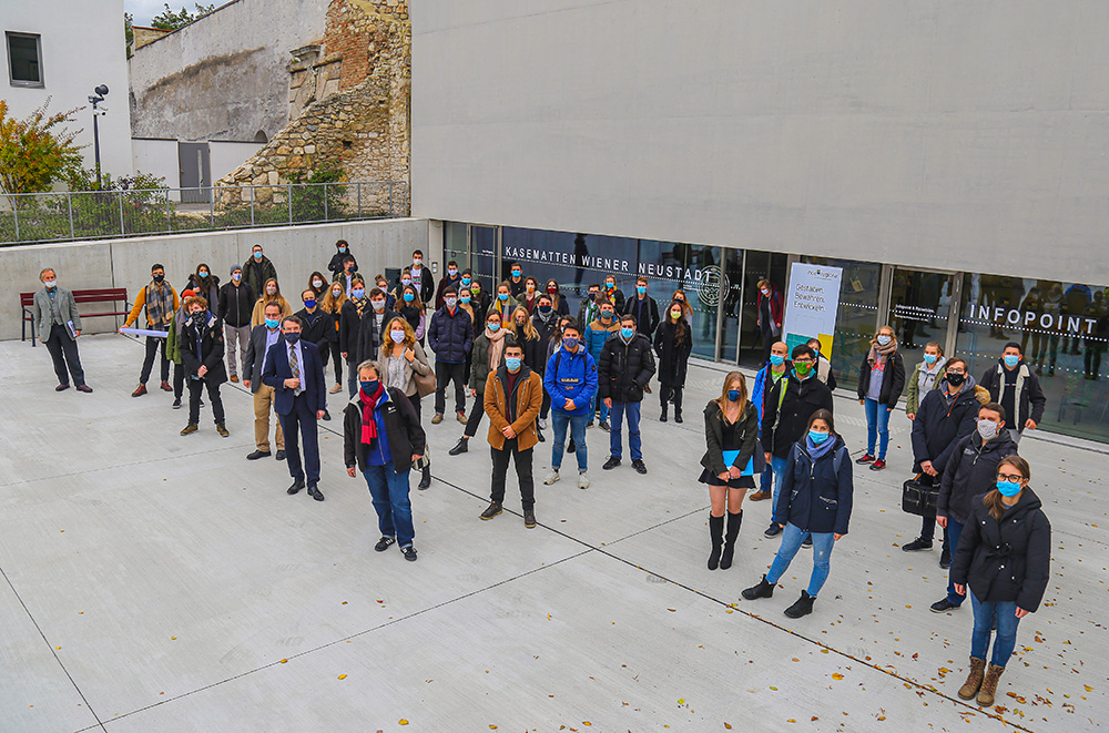 Gruppenfoto vor den Kasematten